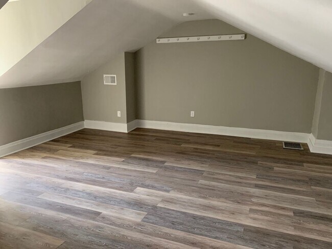 Building Photo - Luxury home in south side flats, perfect l...