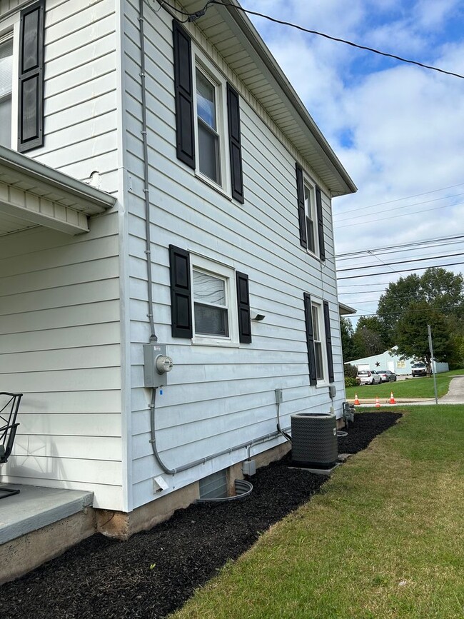 Building Photo - 3 Bedroom, 1.5 bathroom Home with 2-Car Garage!!