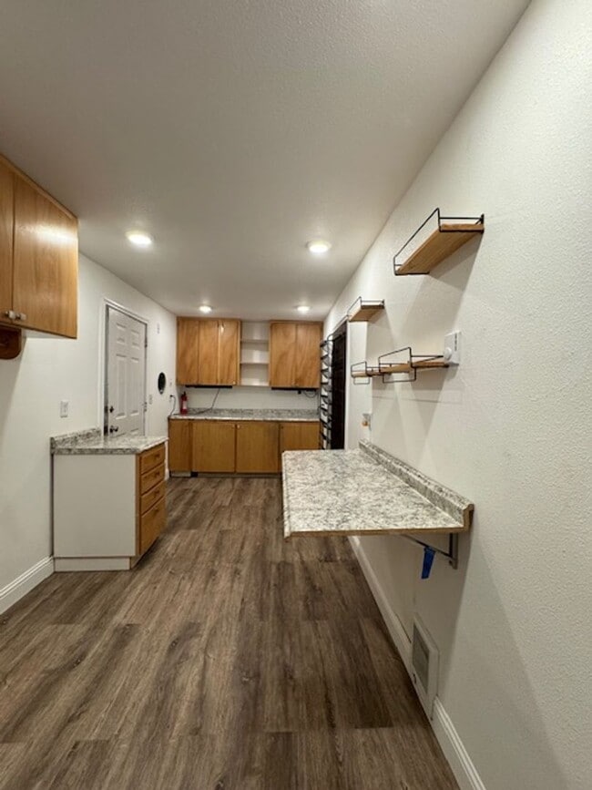 Building Photo - Quiet neighborhood!!