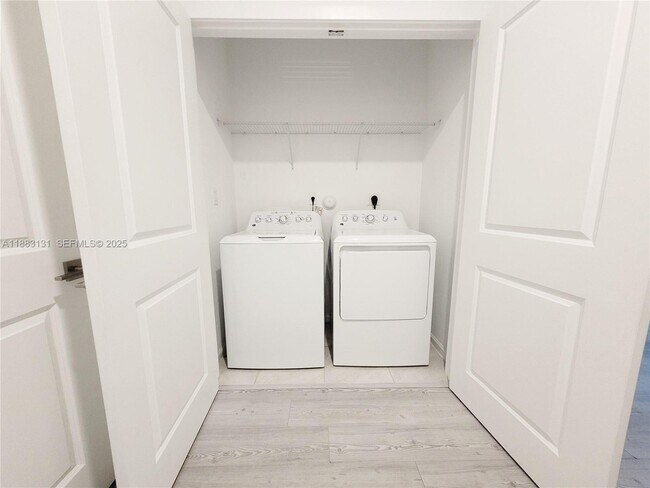 Building Photo - 541 NE 4th Ln