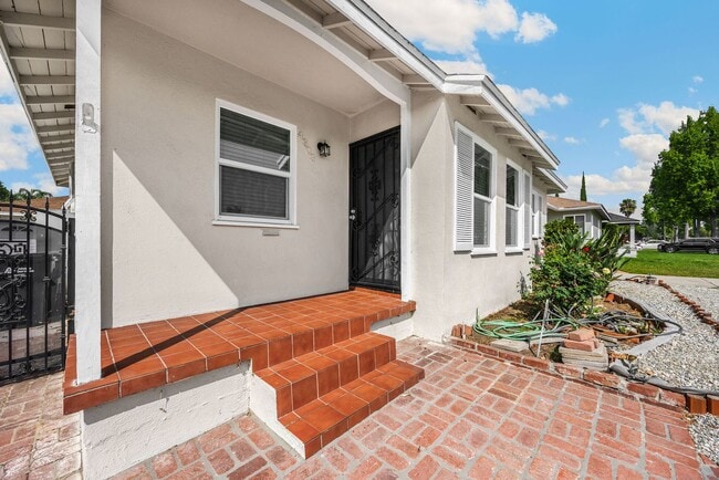 Building Photo - 3 Bed / 2 Bath Home with 2 Car Garage