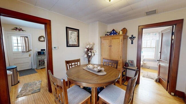 Building Photo - 3BED 2 BATH 2 CAR GARAGE HOME $1500/M TOMAH