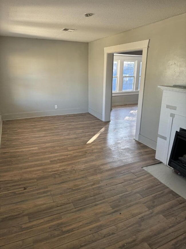 Building Photo - 835 E Walnut St