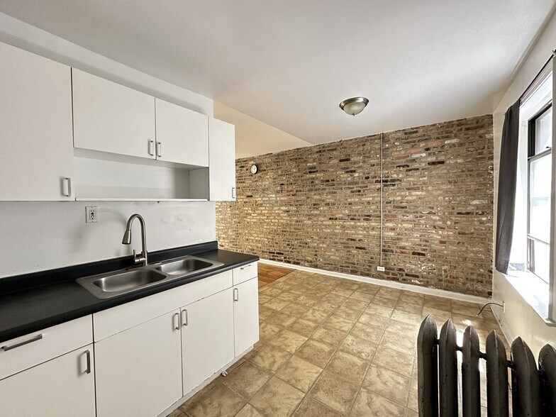 Building Photo - 2332 N Spaulding Ave
