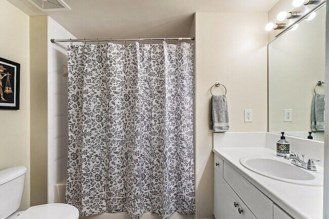 Building Photo - 616 Clearwater Park Rd