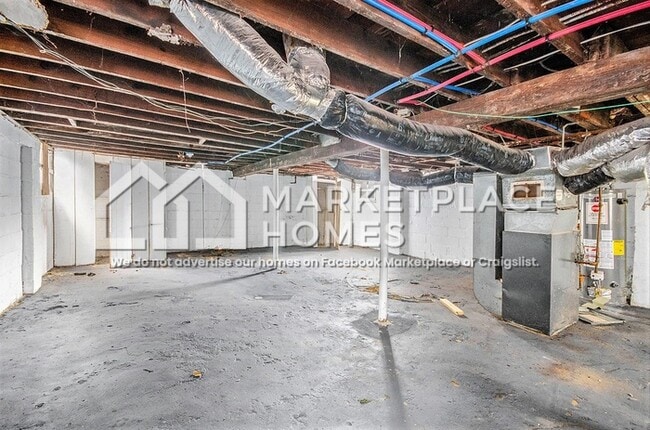 Building Photo - 15457 Cloverlawn Ave