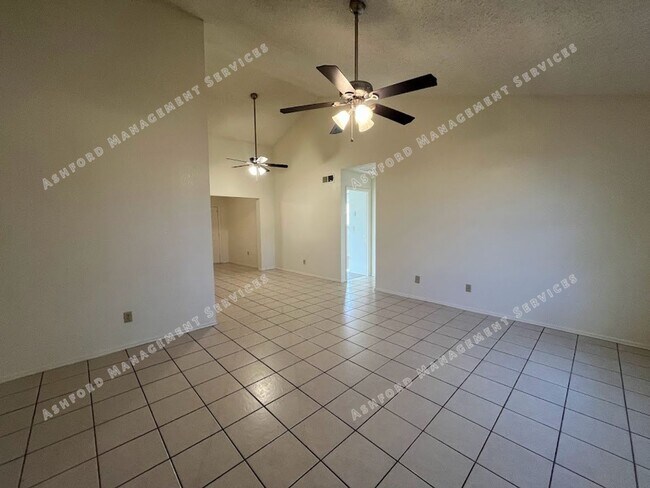 Building Photo - 3 BEDROOM 2 BATHROOM IN PHOENIX WITH TONS ...
