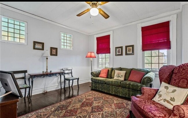 Building Photo - Stylish Victorian Home!