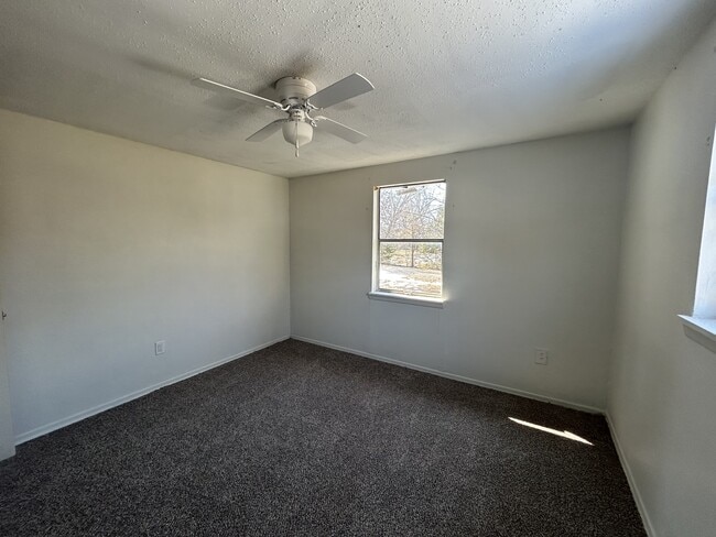 Building Photo - 418 S Carbon Ave