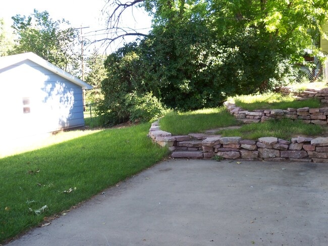 Building Photo - 4 BEDROOM | 2 BATH | DETACHED GARAGE | WEST SIDE