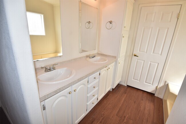 Building Photo - 10007 Elderberry Park Ln