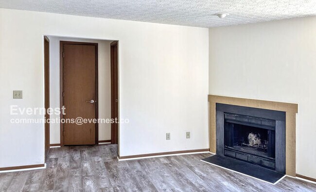 Building Photo - 2-Bedroom Condo with Laundry Hookups / Pet-Friendly / Available Now!