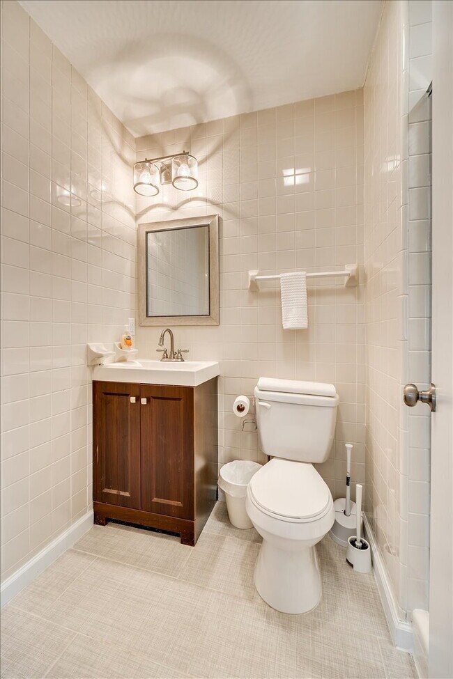 Building Photo - "Fully Furnished Charming 3-Bedroom Home i...