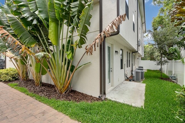Building Photo - 3215 W De Leon St