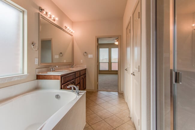 Building Photo - 3220 Hornbeam St