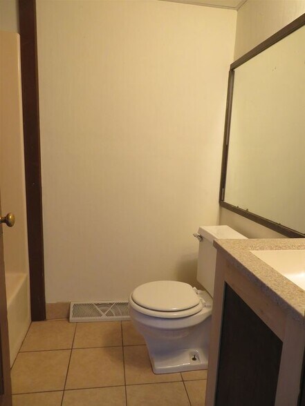 Building Photo - 323 Plumb St