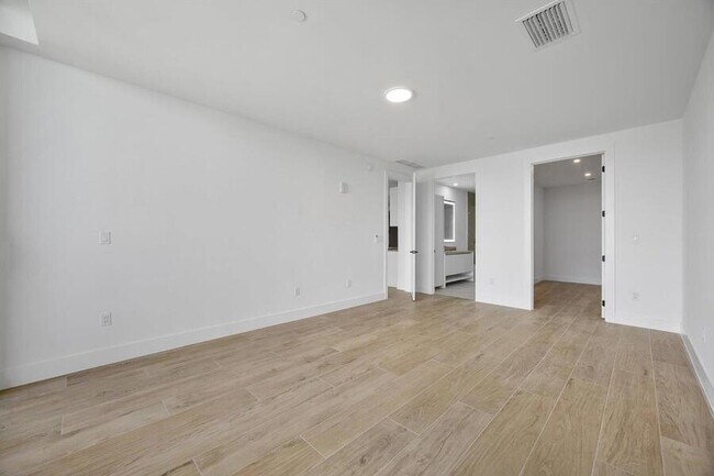 Building Photo - 3034 Oak Ave