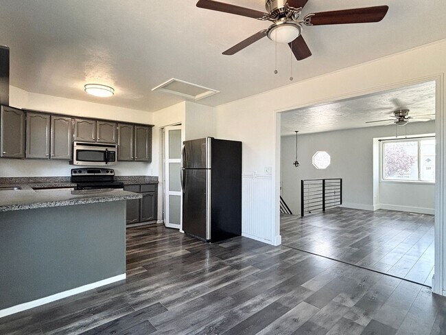 Building Photo - Awesome Remodel with 1 Car Garage!