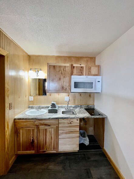 Building Photo - 102 N Maple Ave