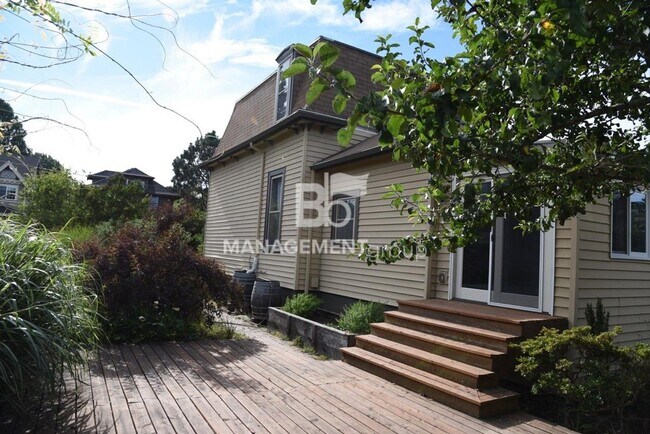 Building Photo - 3502 SE 13th Ave