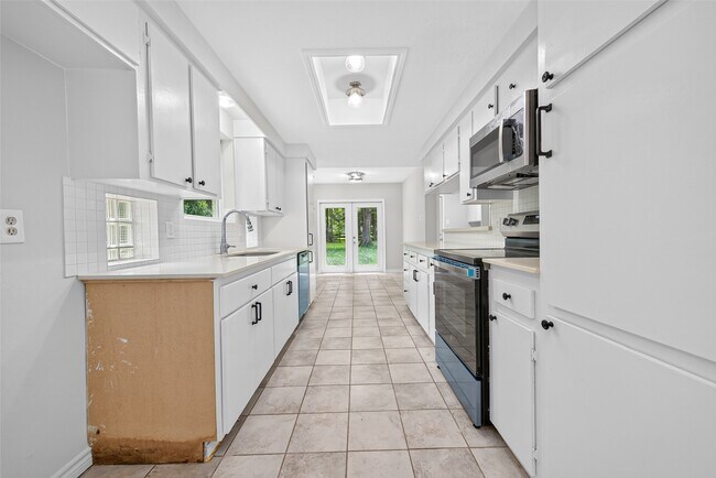 Building Photo - 18747 Woodridge Dr