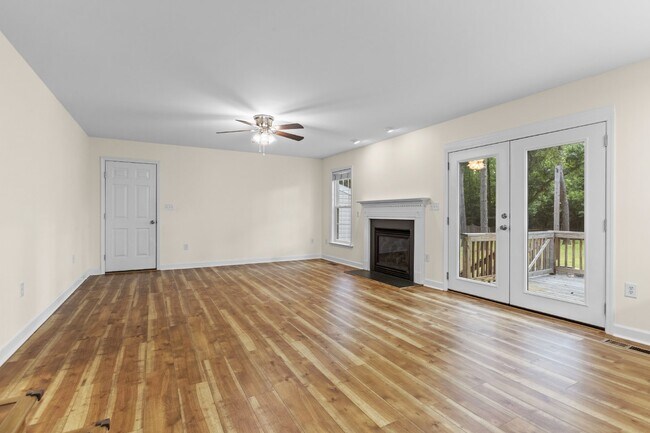 Building Photo - 4 Bedroom 2.5 Bathroom located in Creeks Edge