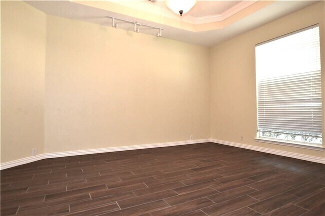 Building Photo - 2708 Cascade Dr