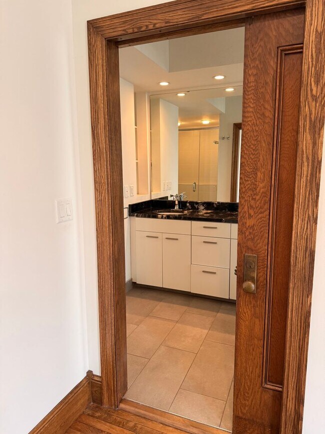 Building Photo - Beautiful and Spacious 3 BDRM 2 BATH Unit in the Heart of Public Square