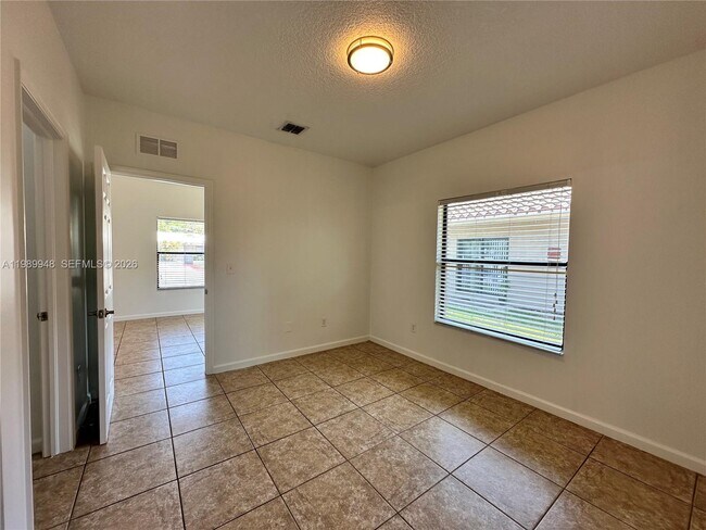 Building Photo - 1027 NE 10th Ave