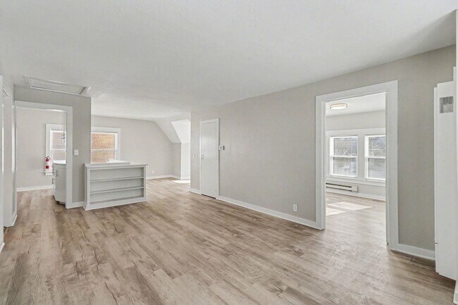 Building Photo - Fully Renovated 1 Bedroom in Historic Sloan Neighborhood $1099