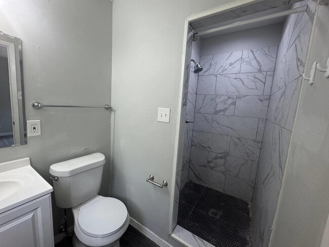 Building Photo - 204 W Garden Dr