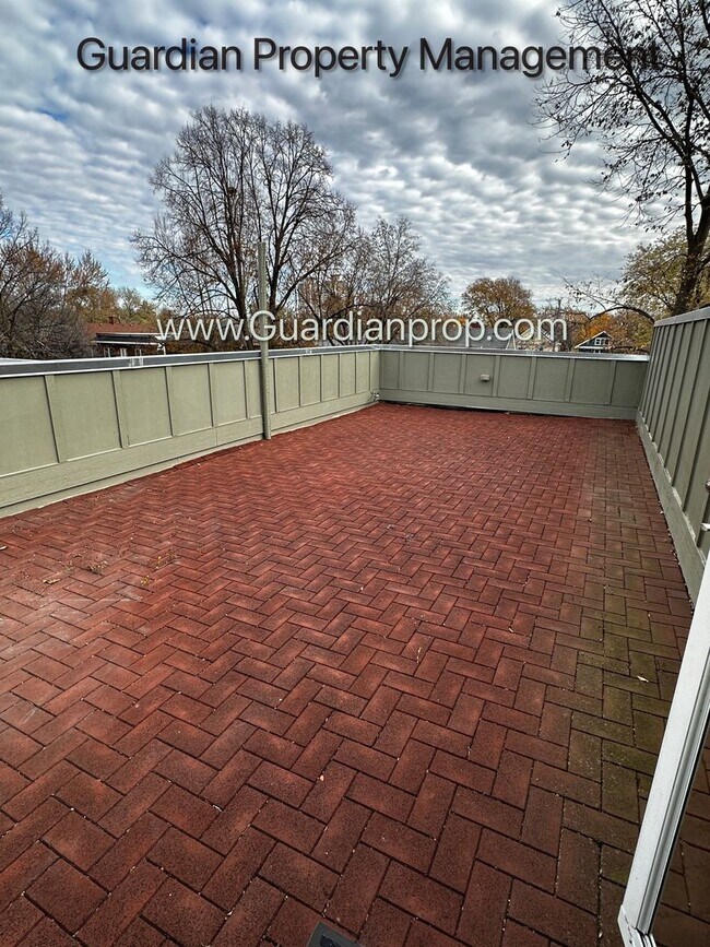 Building Photo - Spacious Uptown Side By Side, Dishwasher, ...