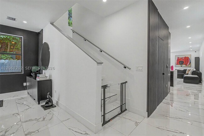 Building Photo - 2320 SW 14th St