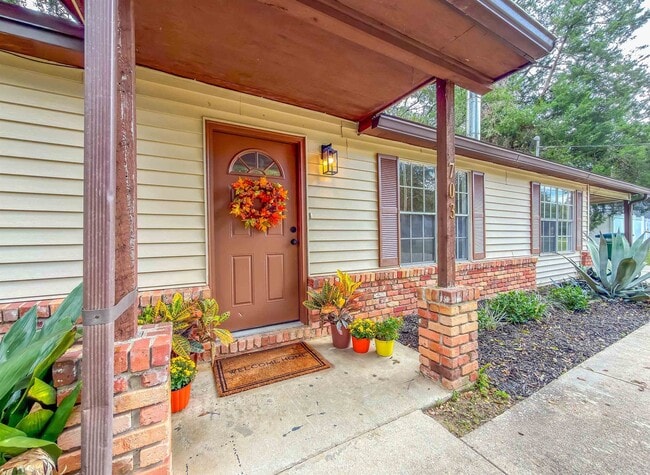 Building Photo - 703 3rd St NE