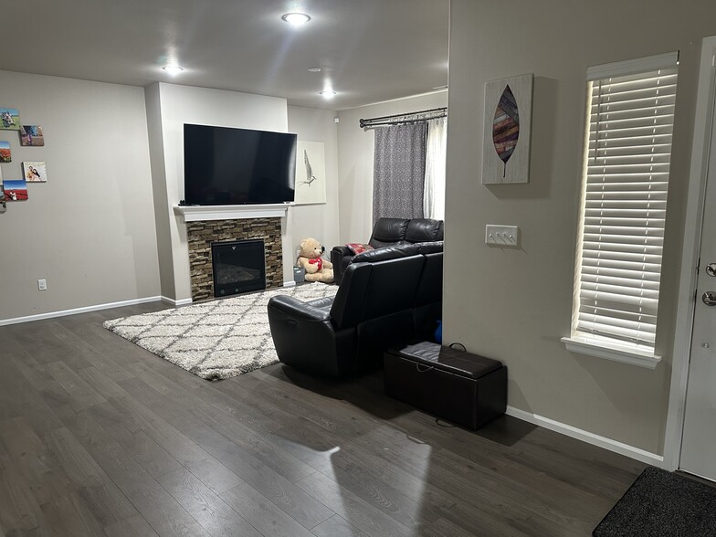 Building Photo - 3909 80th Ave NE