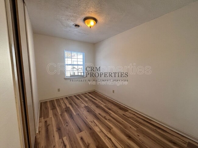 Building Photo - 1008 E Fischer St