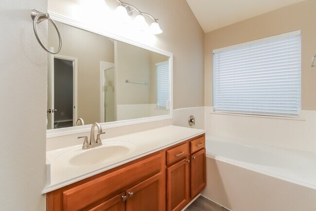 Building Photo - 7543 Summer Dale Dr