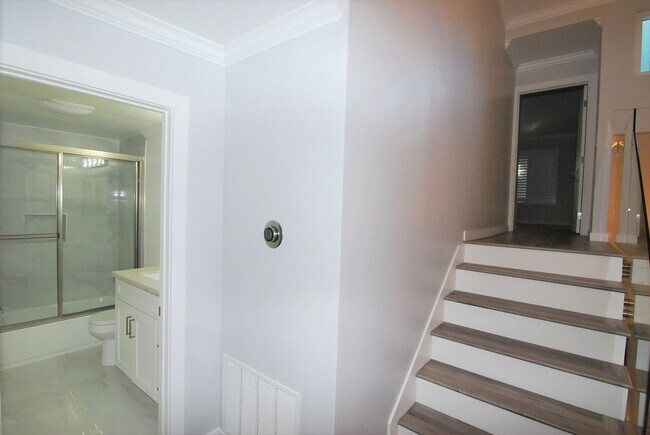 Building Photo - Stunning Fully Remodeled Condo in Costa Mesa
