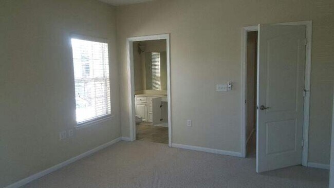 Building Photo - 1017 Farrcroft Way