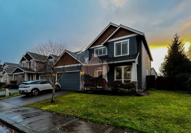 Primary Photo - Luxurious Spacious Keizer Home -