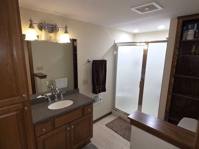 Building Photo - Updated 4 bedroom home in Merton