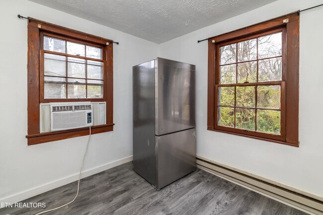 Building Photo - 5501 Lake Shore Dr