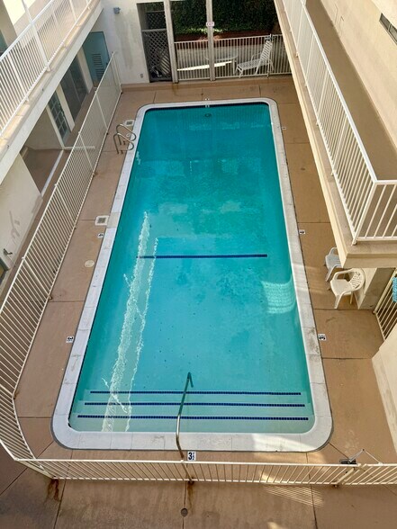 Building Photo - 5320 Zelzah Ave