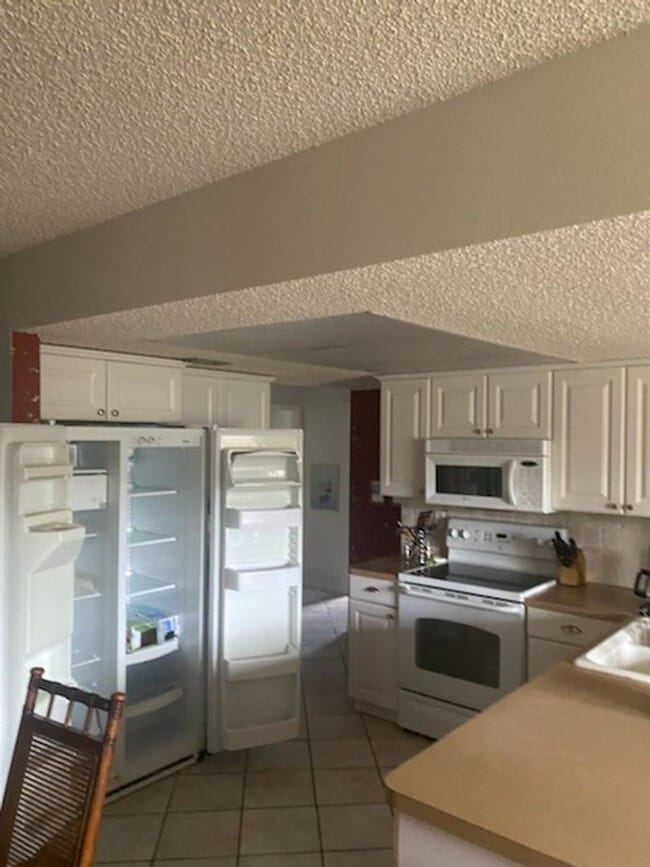 Building Photo - 2 bedroom 2 bathroom home with a screened ...