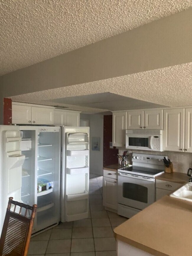 Building Photo - 2 bedroom 2 bathroom home with a screened in porch