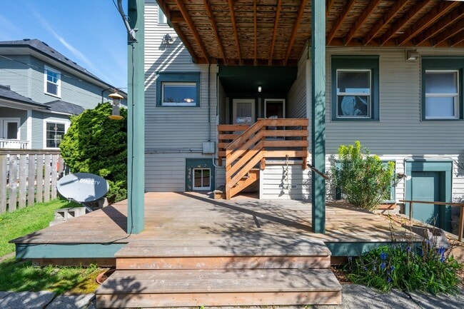 Building Photo - Charming 1BR/1BA Main Floor View Unit in Desired Neighborhood (Sunset Hill)