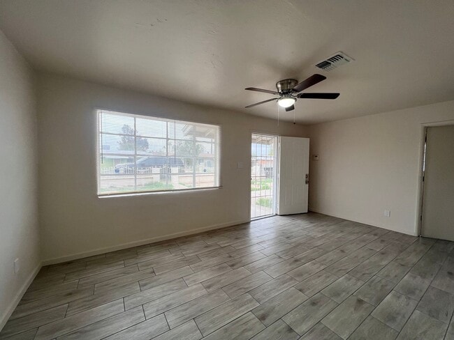 Building Photo - Bright & Comfortable Living in Prime Phoenix Location