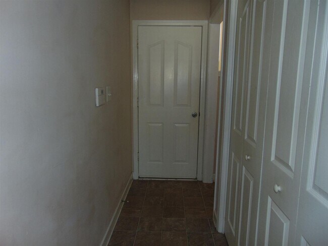 Building Photo - 3 Bedroom 2 Bathroom Home!