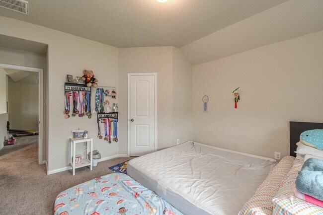 Building Photo - 3627 Lake Bend Shore Dr