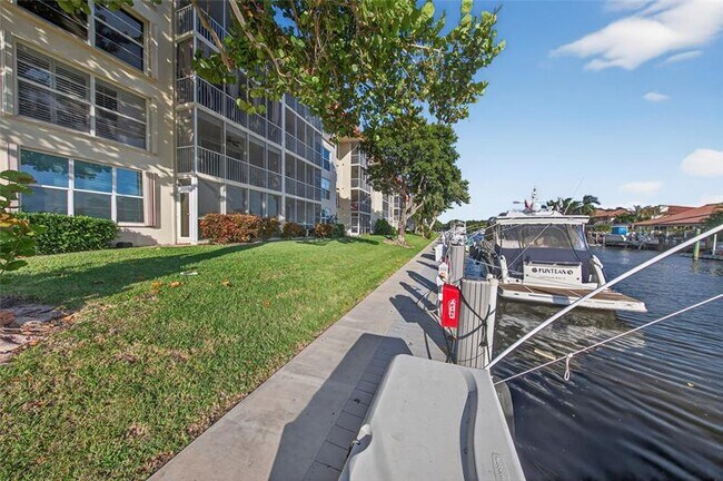 Building Photo - 3000 NE 48th Ct